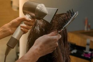 Порівняння бюджетних та професійних моделей фенів для волосся